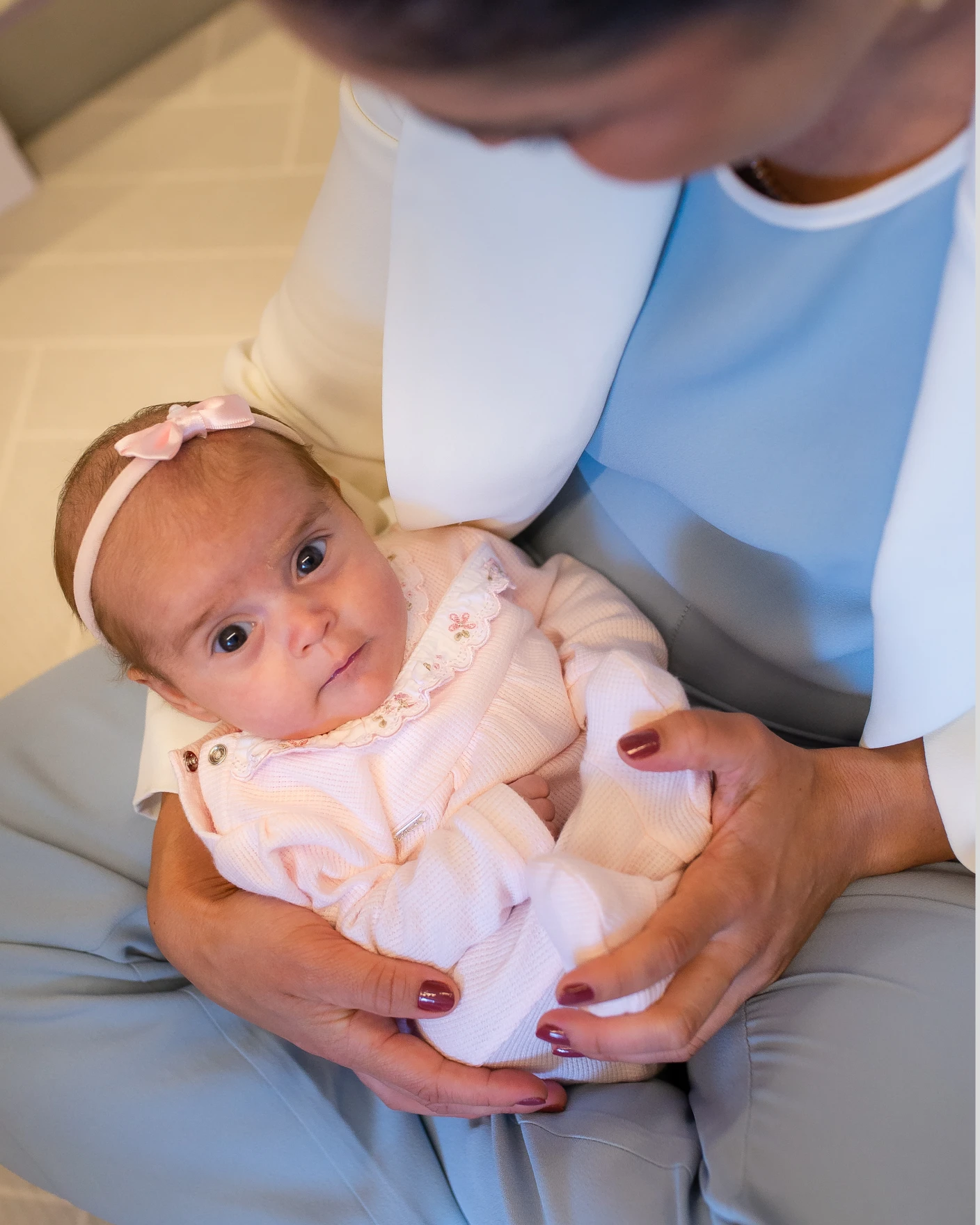 Dra. Renata Pires cuidando de bebê